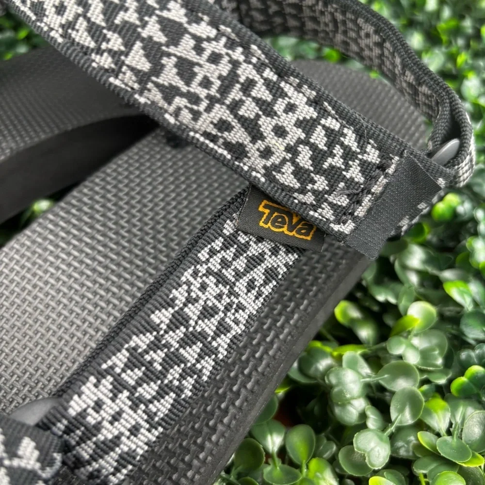 TEVA ORIGINAL UNIVERSAL SANDALS IN THE ETCHING BLACK COLORWAY SIZE 10 MAN